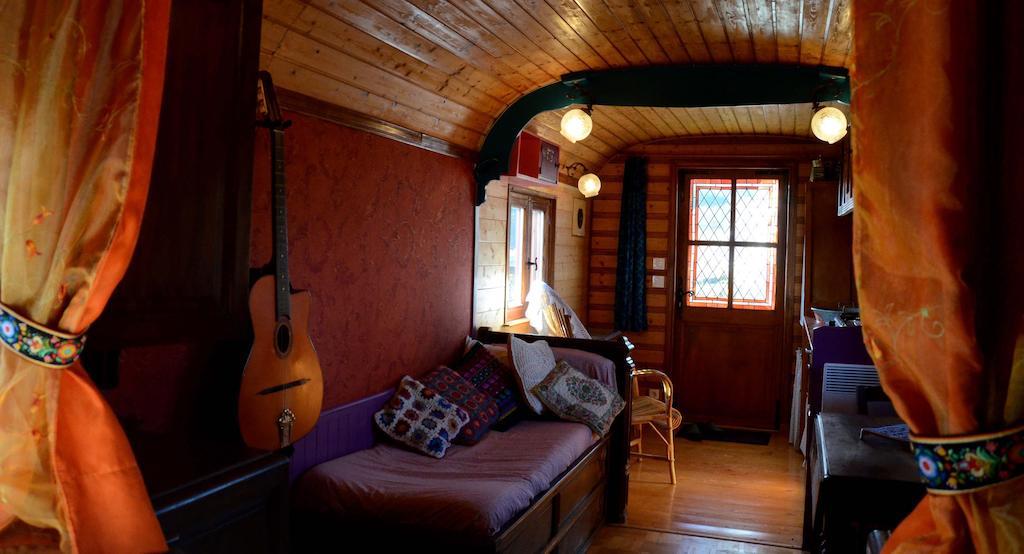 La Roulotte De La Fay Villa Dompierre-les-Ormes Room photo